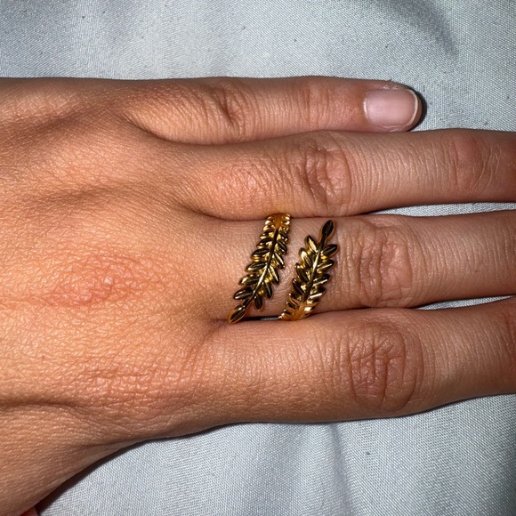 Elegant Gold Leaf Ring - Picture 3 of 3